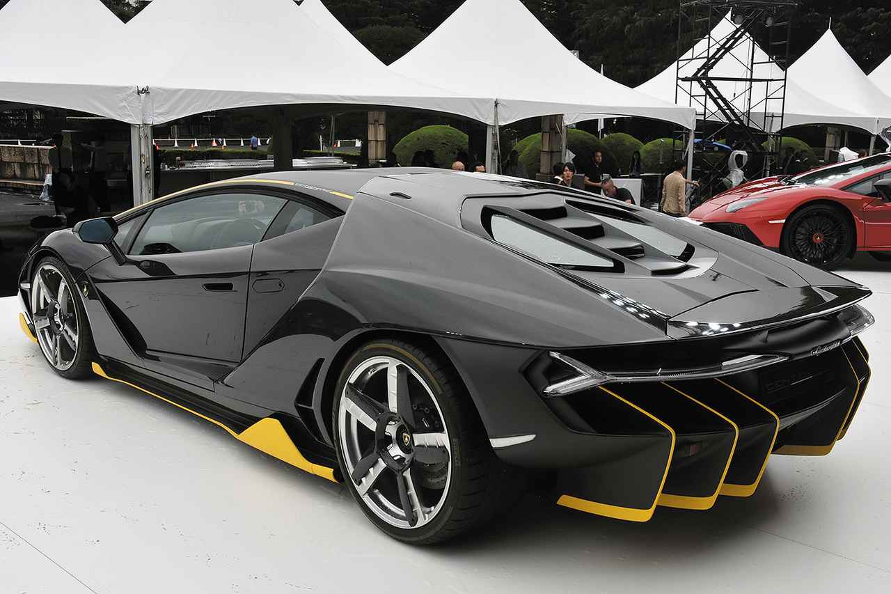 画像: ルーフから一体となったリアセクションは、アヴェンタドールとはまったく異なるデザインだ。