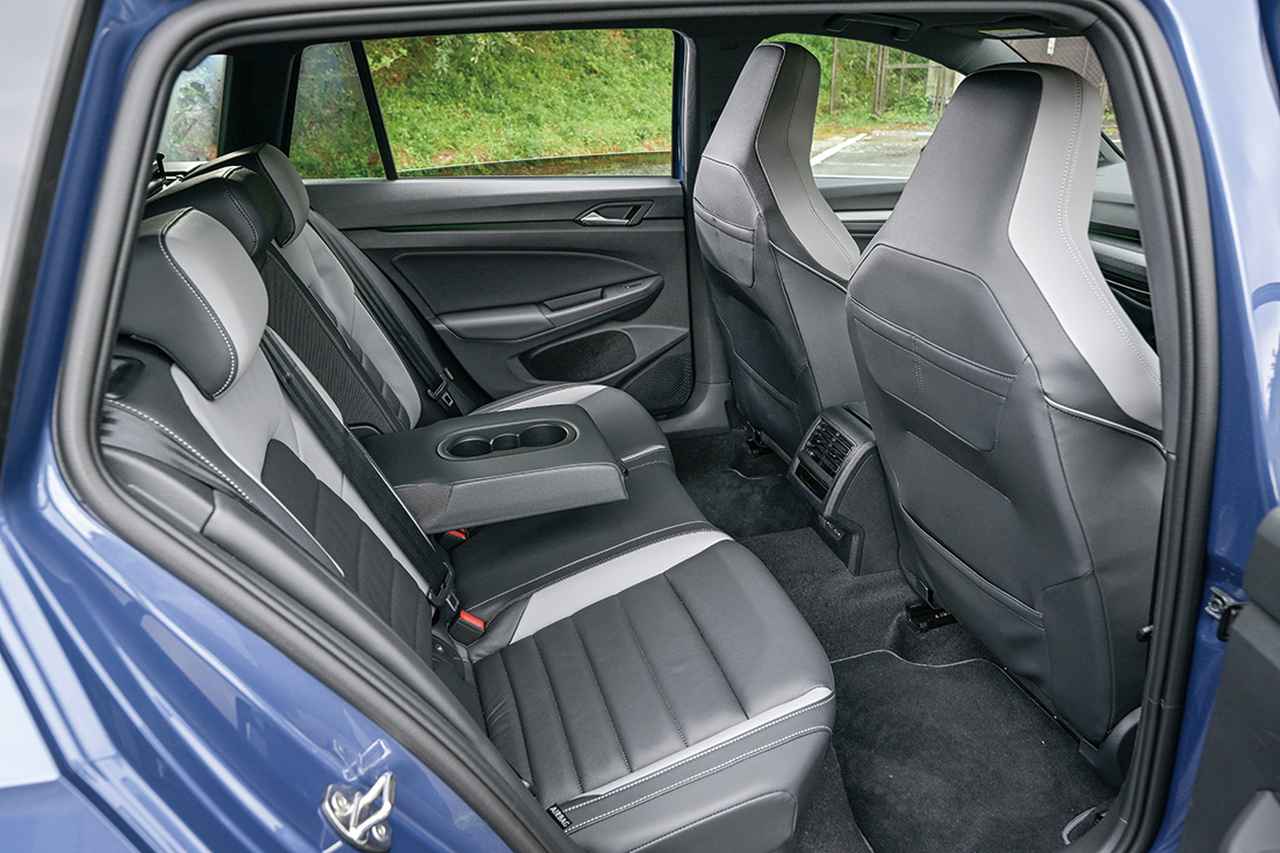 画像: Rラインは専用のスポーツシート（試乗車はレザーパッケージ付き）なので、前席はヘッドレスト一体型で大きめな形状。後席はスライド機構は持たないがセンターアームレスト＆センタースルー付きで使い勝手も良く40：60の分割可倒式。最大1642Lの荷室は180cmの筆者が横になっても余裕。このスペースをどう活用するか。