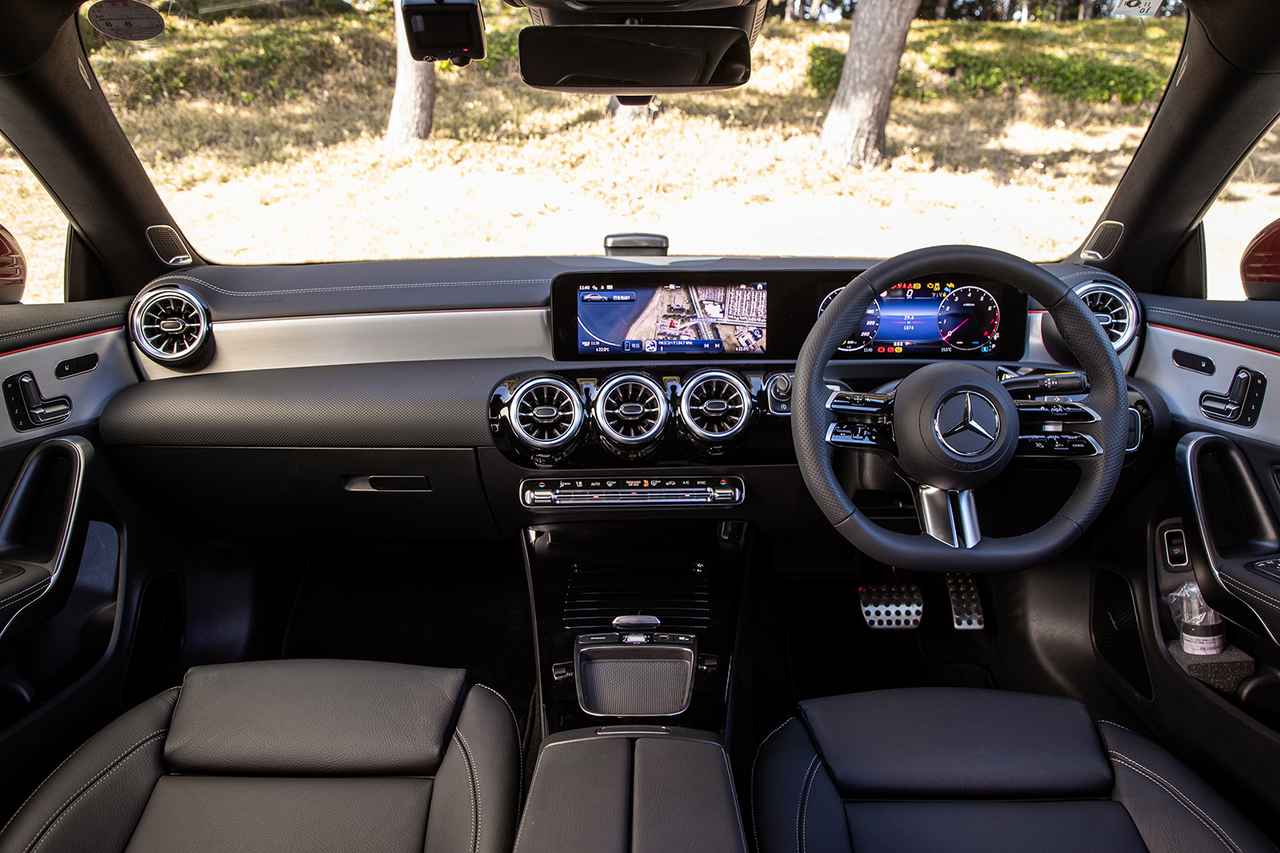 画像: お買い得モデルといってもレザーシート標準装備でメルセデス・ベンツのプレミアムコンパクトらしい上質なインテリア。対話型MBUXを搭載しながらもスイッチタイプのエアコン操作系など適度なアナログ感も魅力。