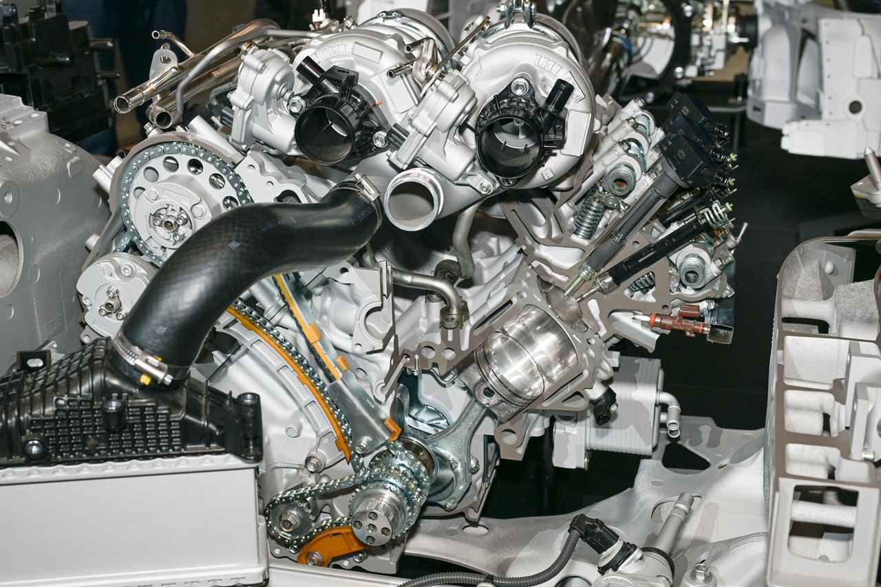 画像: GRGTに搭載される4LのV8ツインターボユニットのカットモデル。