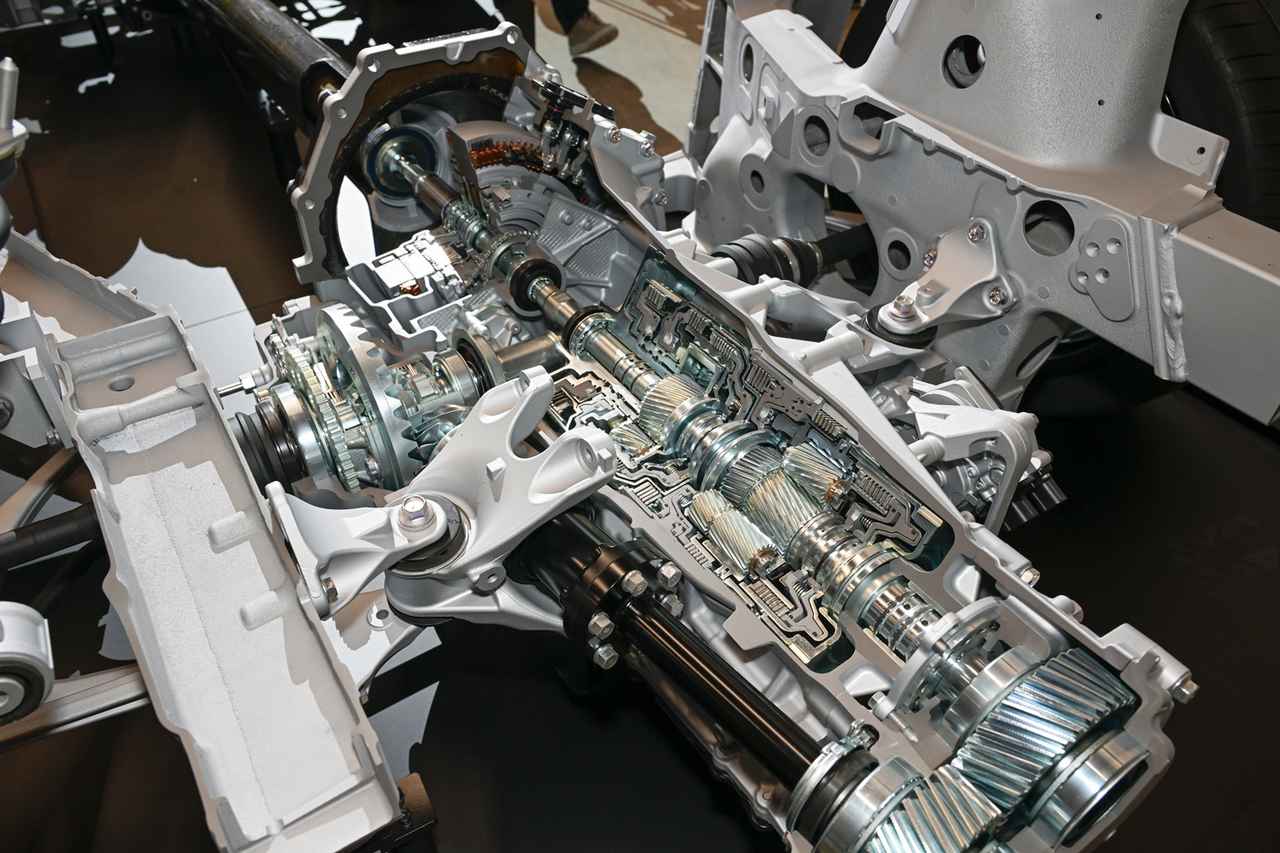 画像: トランスアクスル配置されるGR GTのモーター一体型8速AT。