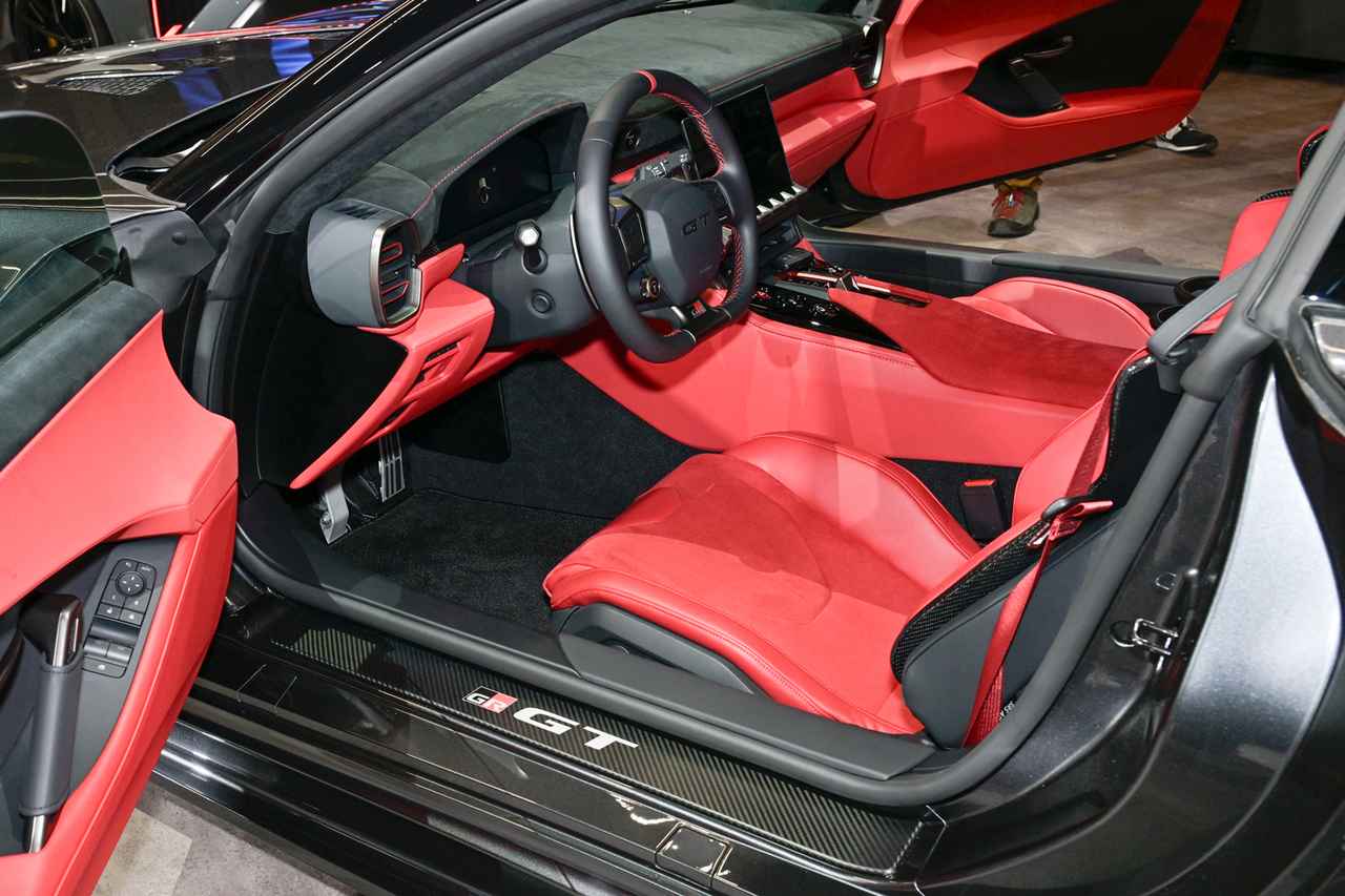 画像: 赤を効果的に配した演出が印象的なGR GTのインテリア。