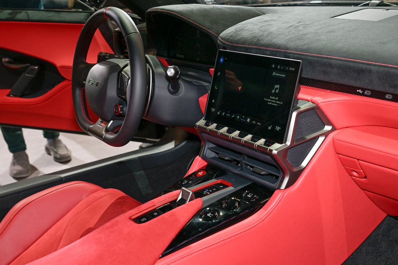 画像: インテリアの各部をクローズアップして見ると、すぐにでも発売されそうな雰囲気に仕上がっているのが感じられる。