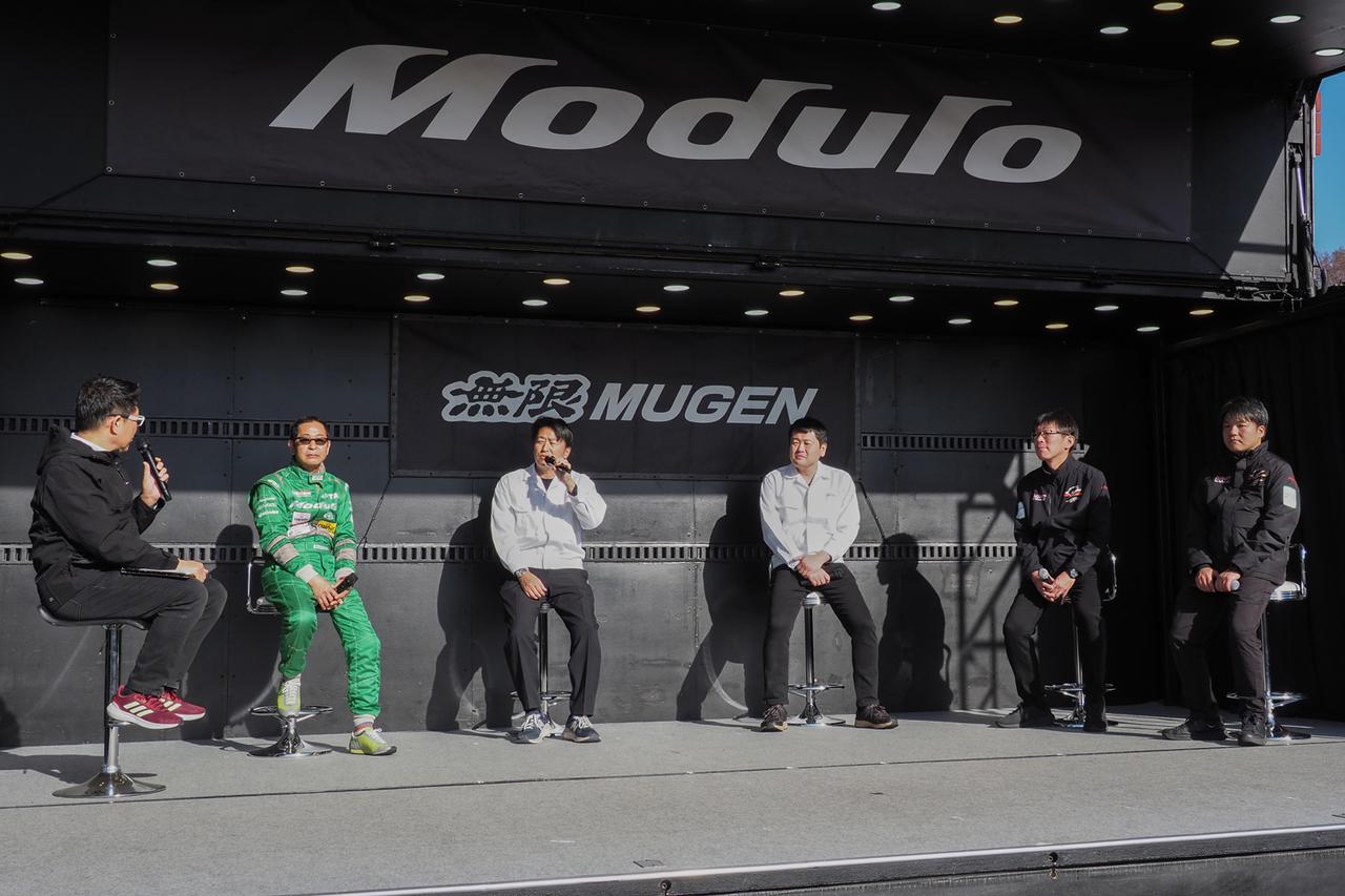 画像: メインステージ上にモデューロと無限の開発者が登壇し、開発のエピソードを披露。
