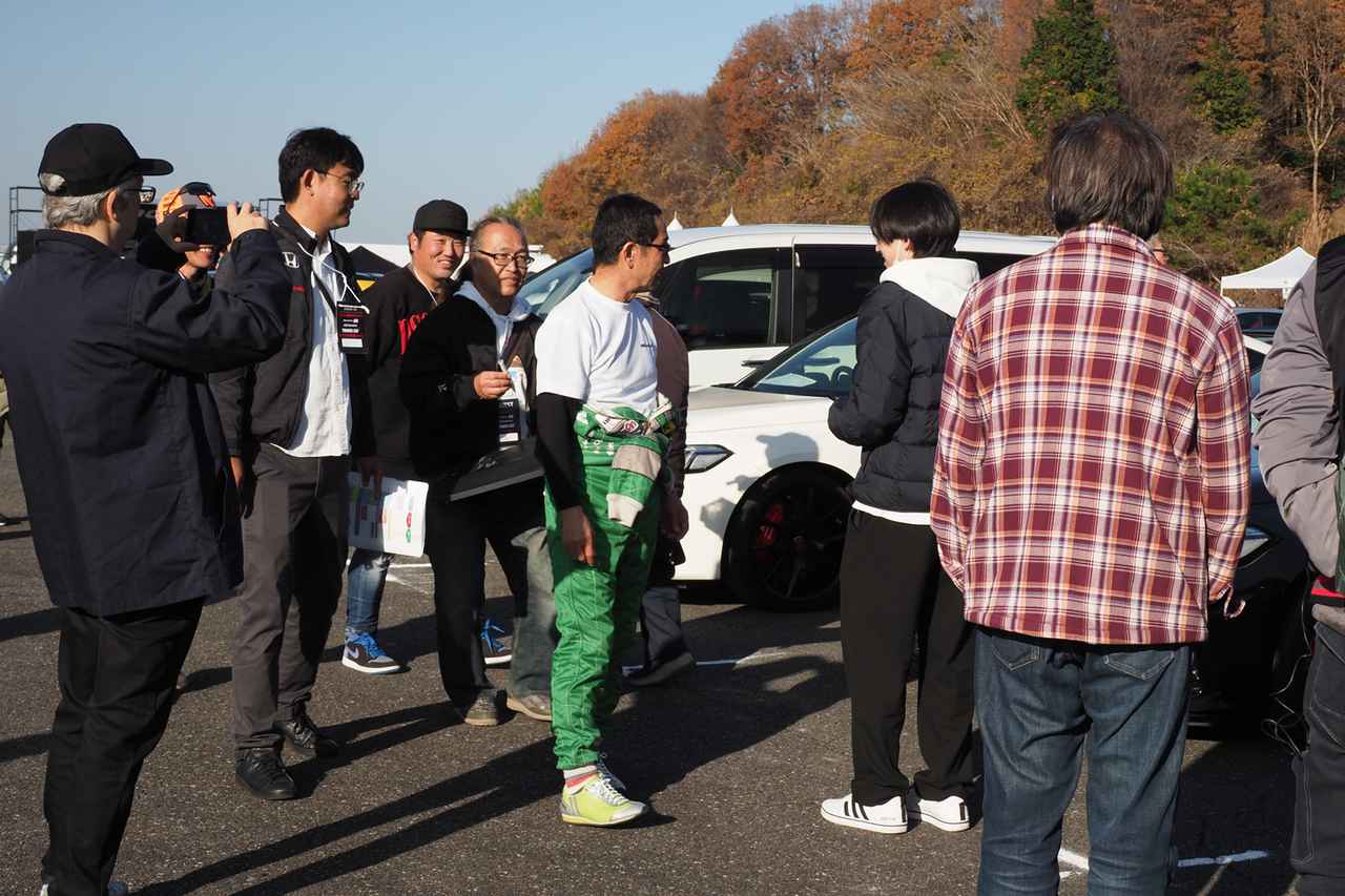 画像: オーナーズミーティングの会場をまわる土屋氏。サインのお願いにも気前よく応じていた。