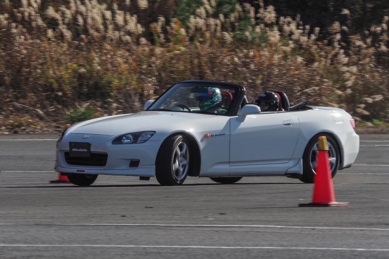 画像: 土屋圭市氏のトレードマークとなっているドリフト走行を助手席で体験。