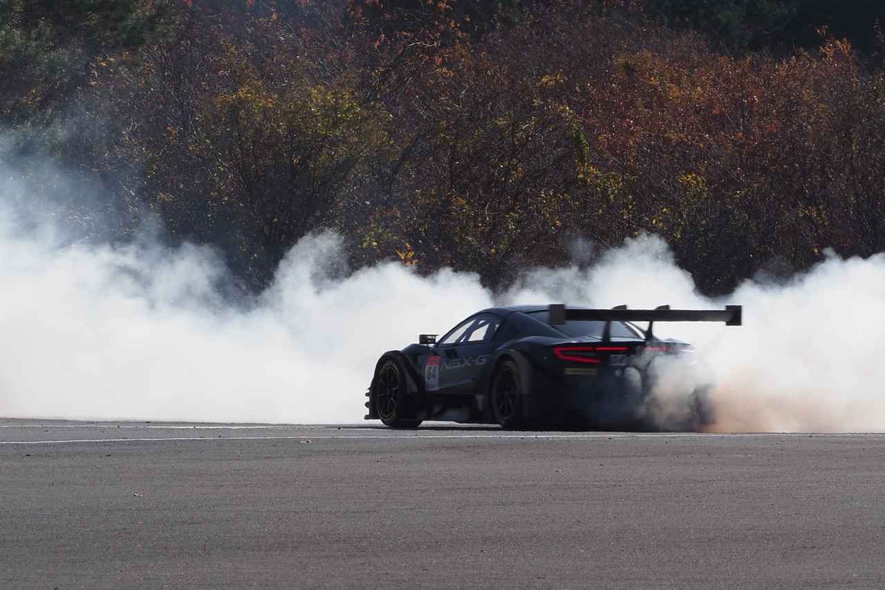 画像: GT500マシンによる白煙を盛大にあげてのパフォーマンスに歓声が送られる。