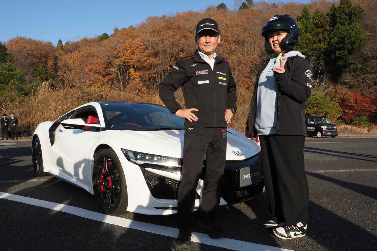 画像: 中嶋 悟氏のドライビングを真横で体験できる超貴重な機会に参加者の笑顔がこぼれる。