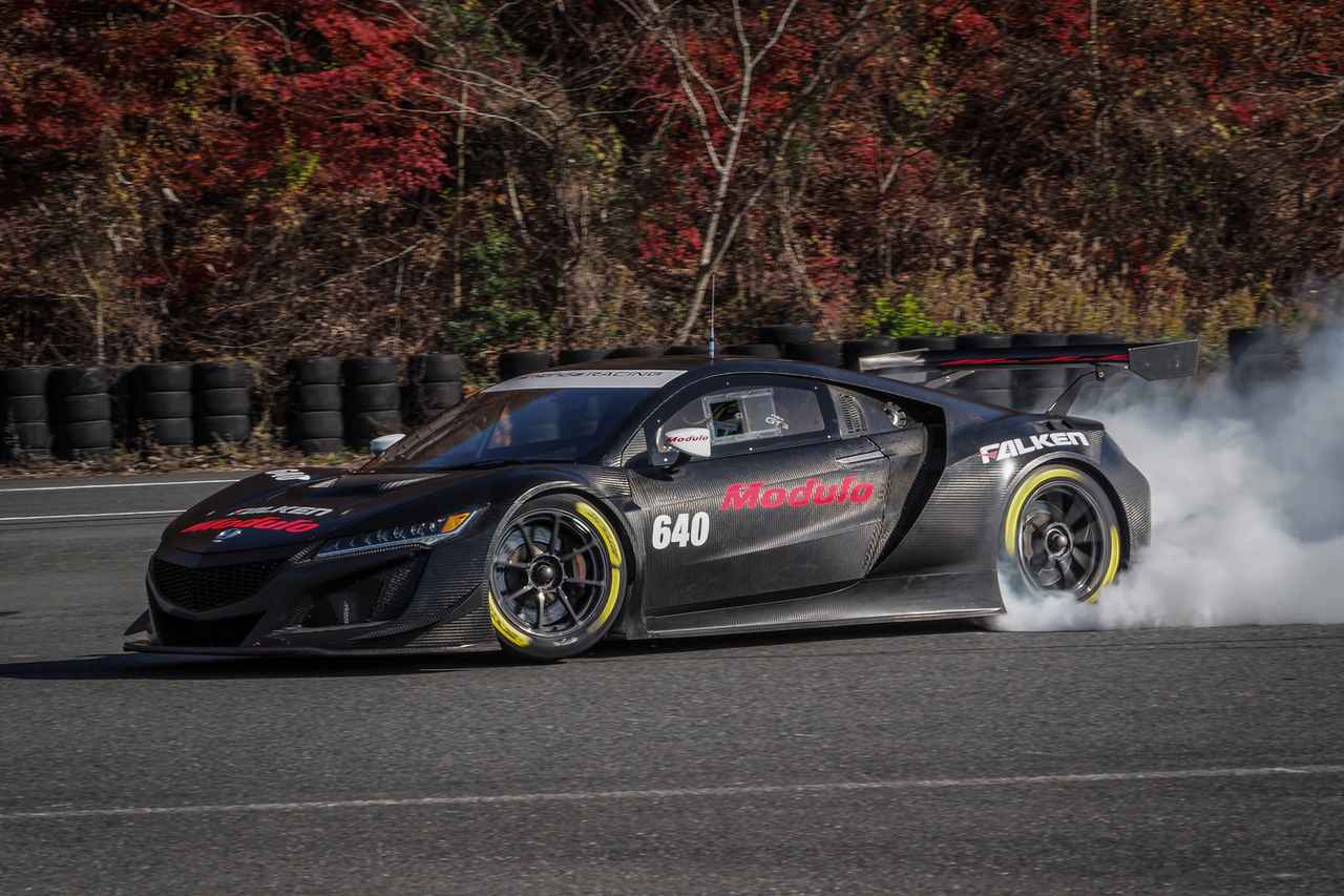 画像: 普段は行わないGT300マシンでのスライド走行を披露する大草選手。