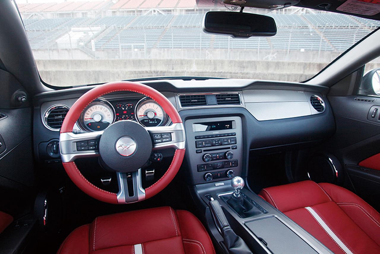 画像: 日本に導入されるマスタングで6速MTを搭載する唯一のモデル。最終減速比は3.73とベースよりローギアード化。