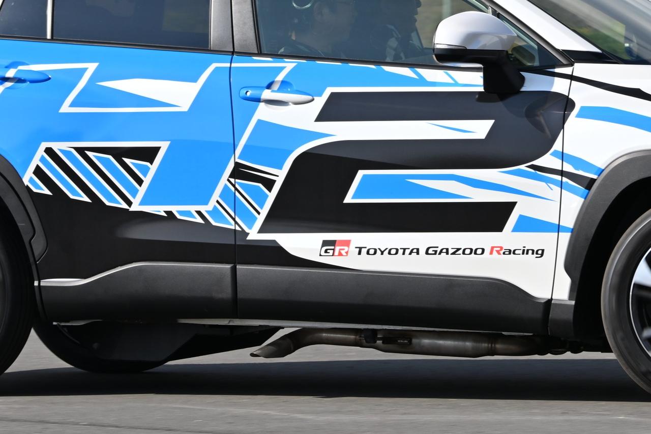 画像: サイド出しマフラーは、高性能の追求というより、パッケージへの悪影響を最大限に考慮するために採用された。