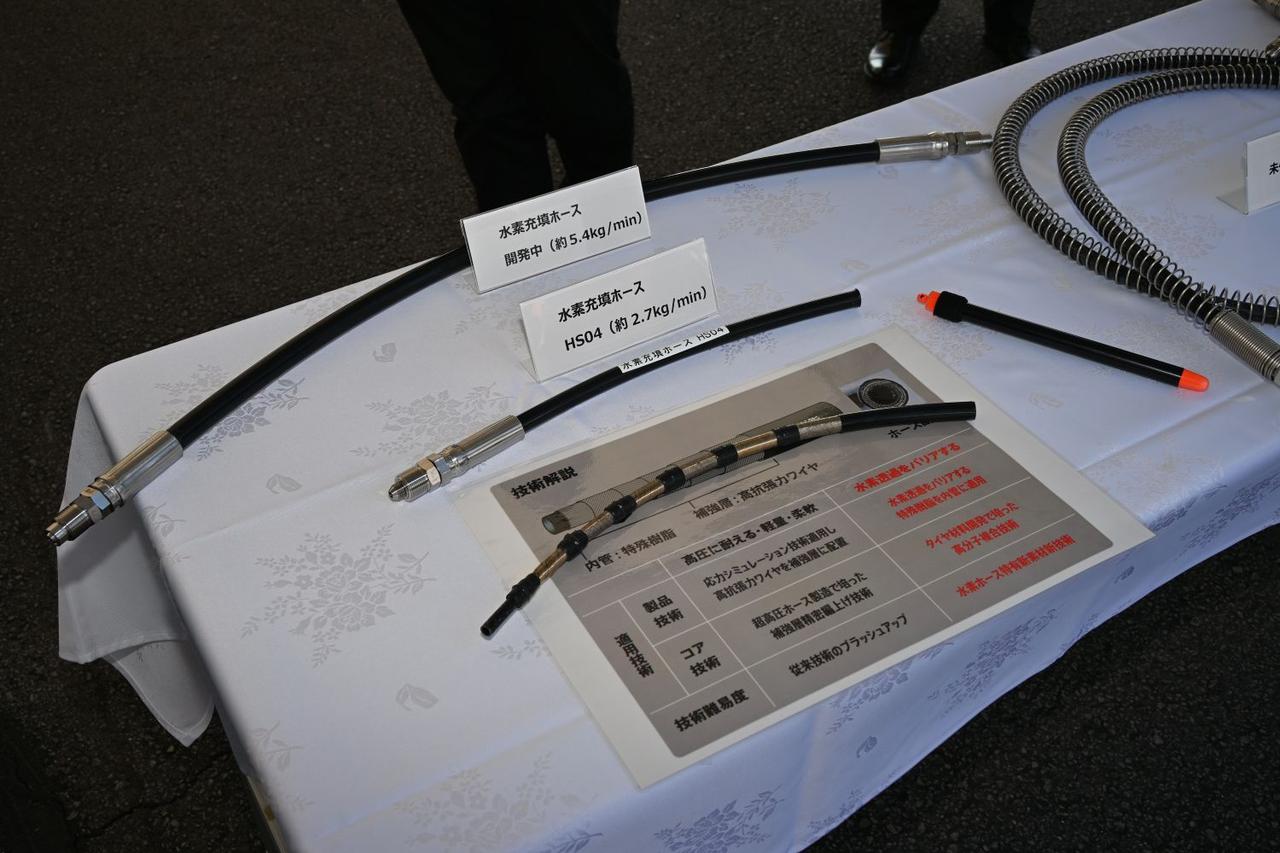 画像: 水素ステーションで使われている水素充填ホースは、極低温にも耐える構造を持つ。一方でその耐久性が常に課題となってきた。開発を担うブリヂストンが提案する新しい充填用ホースは、従来の10倍に当たる1万回もの充填を可能にする高い耐久性が与えられている。