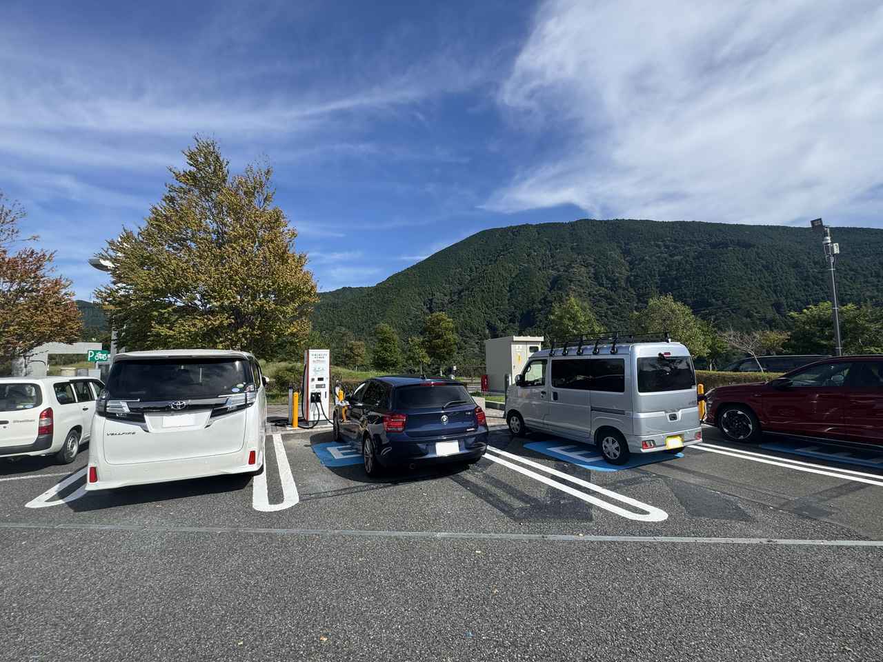 画像: 新東名高速道路清水PAに充電しようと立ち寄ったら、明らかにEV以外の車両が充電用の駐車スペースを占領していた。これは困る。