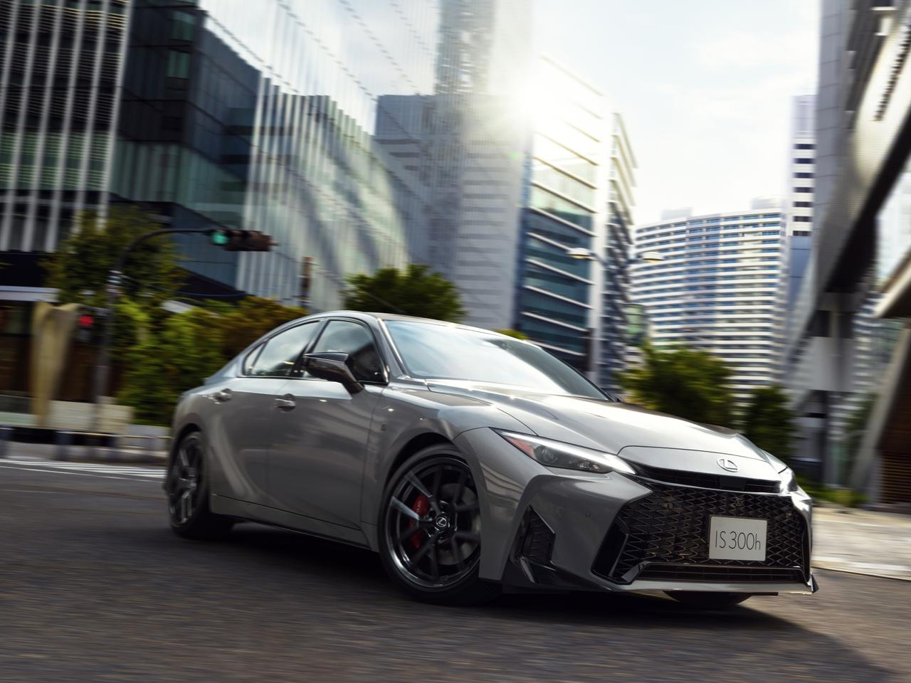レクサスISが一部改良で深化～走り・内装・安全性を磨き上げたFR