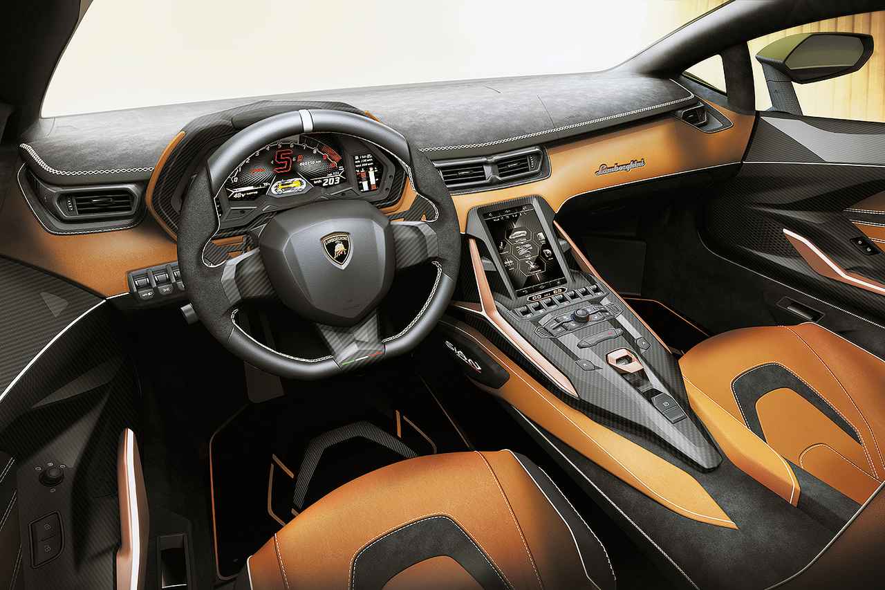 画像: ポルトローナ フラウ製の本革をふんだんに用いたインテリアだが、スペシャルモデルゆえ63台で同じ仕様ではないという。