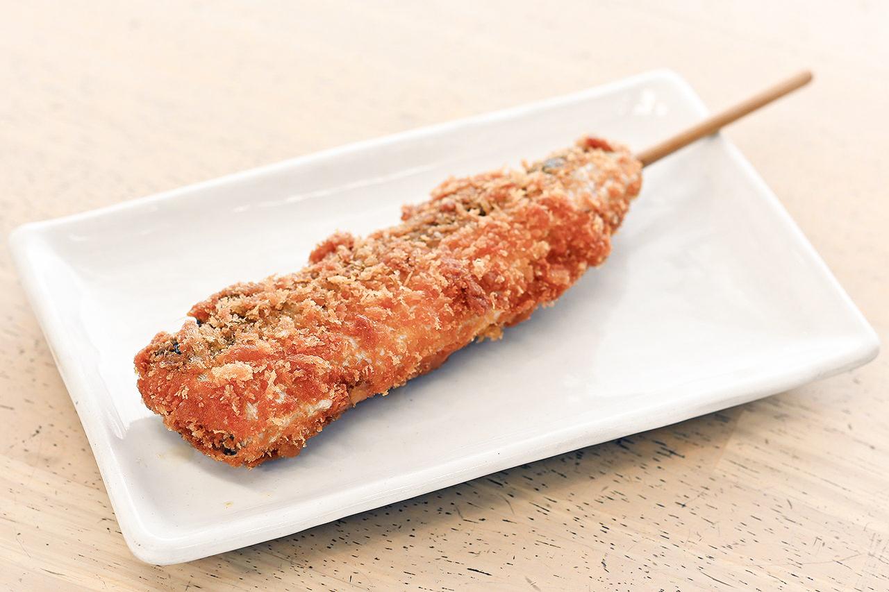 画像: 小田原市民ならばご存じ、カマスを使ったフライの「カマスボー」（480円）。