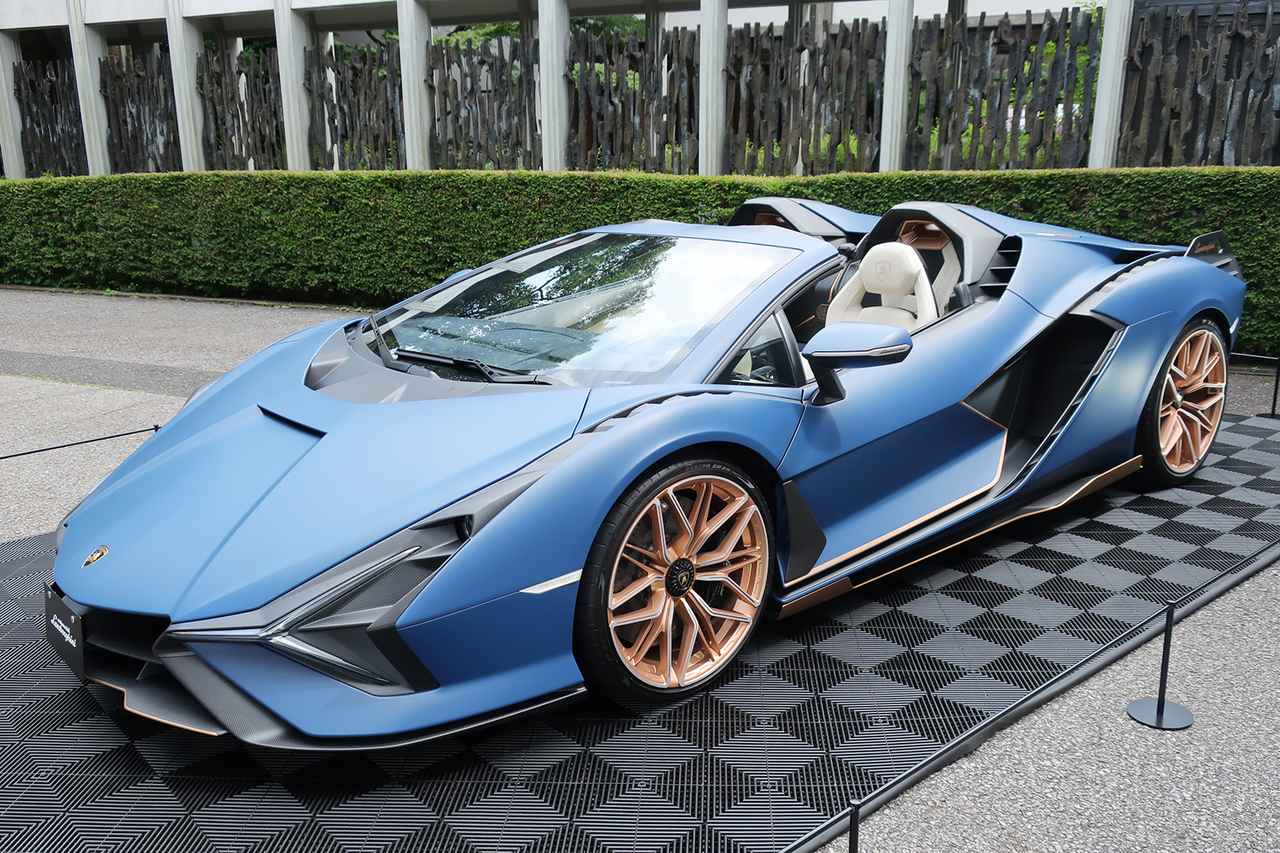 画像: 世界限定19台のシアン ロードスター。日本には2台しか棲息していないと言われている。