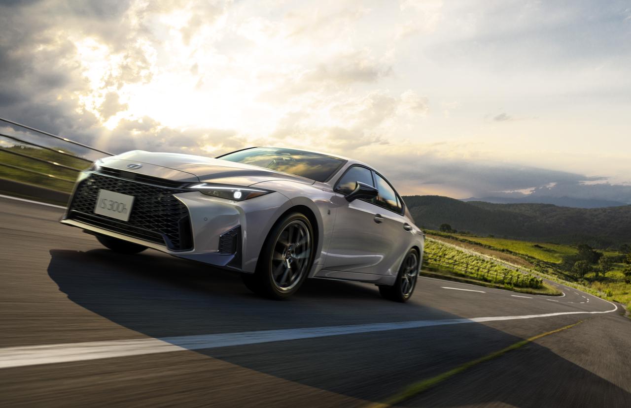 画像: FRレイアウトならではの自然なハンドリングと、高められたボディ剛性が生む安定感が特徴。ドライバーの操作に忠実に応える走りで、スポーツセダンとしての資質を磨き上げている。