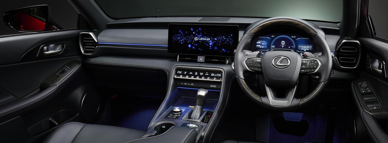 画像: 水平基調でまとめたコクピット。ドライバー正面に情報を集約し、操作系の視線移動を最小限に抑えている。またワイドな12.3インチタッチディスプレイを採用。地図や車両情報を見やすく表示し、直感的な操作に対応。