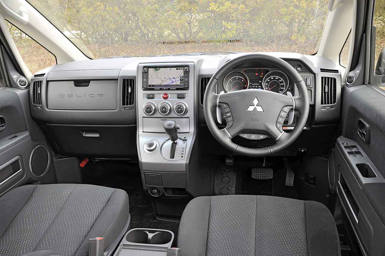 画像: インテリアの意匠は、ガソリン車の「Gプレミアム」とほぼ同じ。ATセレクター左に2WD-4WDの切替えダイヤル。