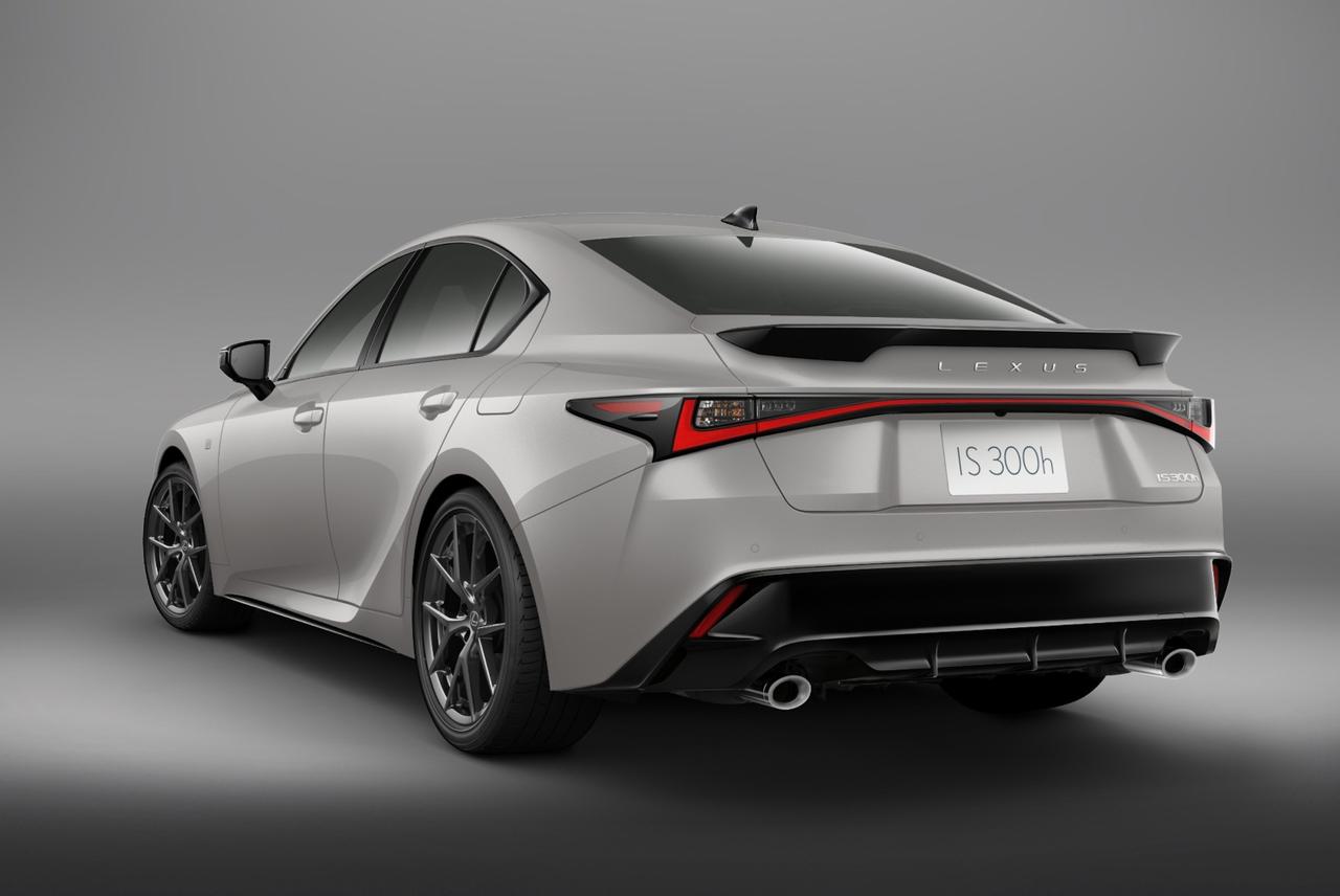 画像: 写真のボディカラーは新色として追加された「ニュートリノグレー」。リアウイングは車両後方の風の流れを整流することで揚力を低減し、優れた空力操安性能を実現する。