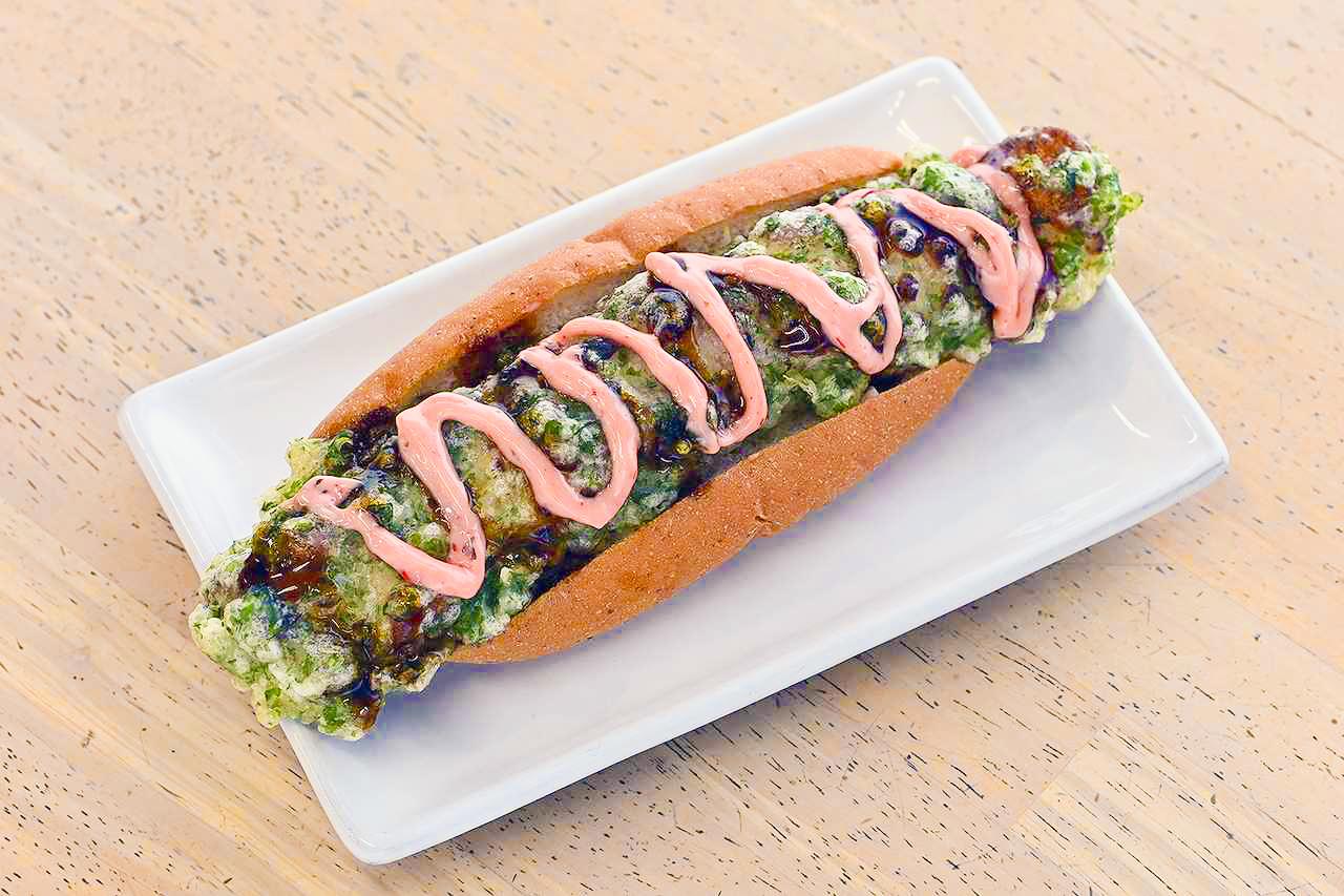 画像: 小田原PA(下り)のオリジナルメニューとなる「小田原ちくわ天ドック」(500円)。