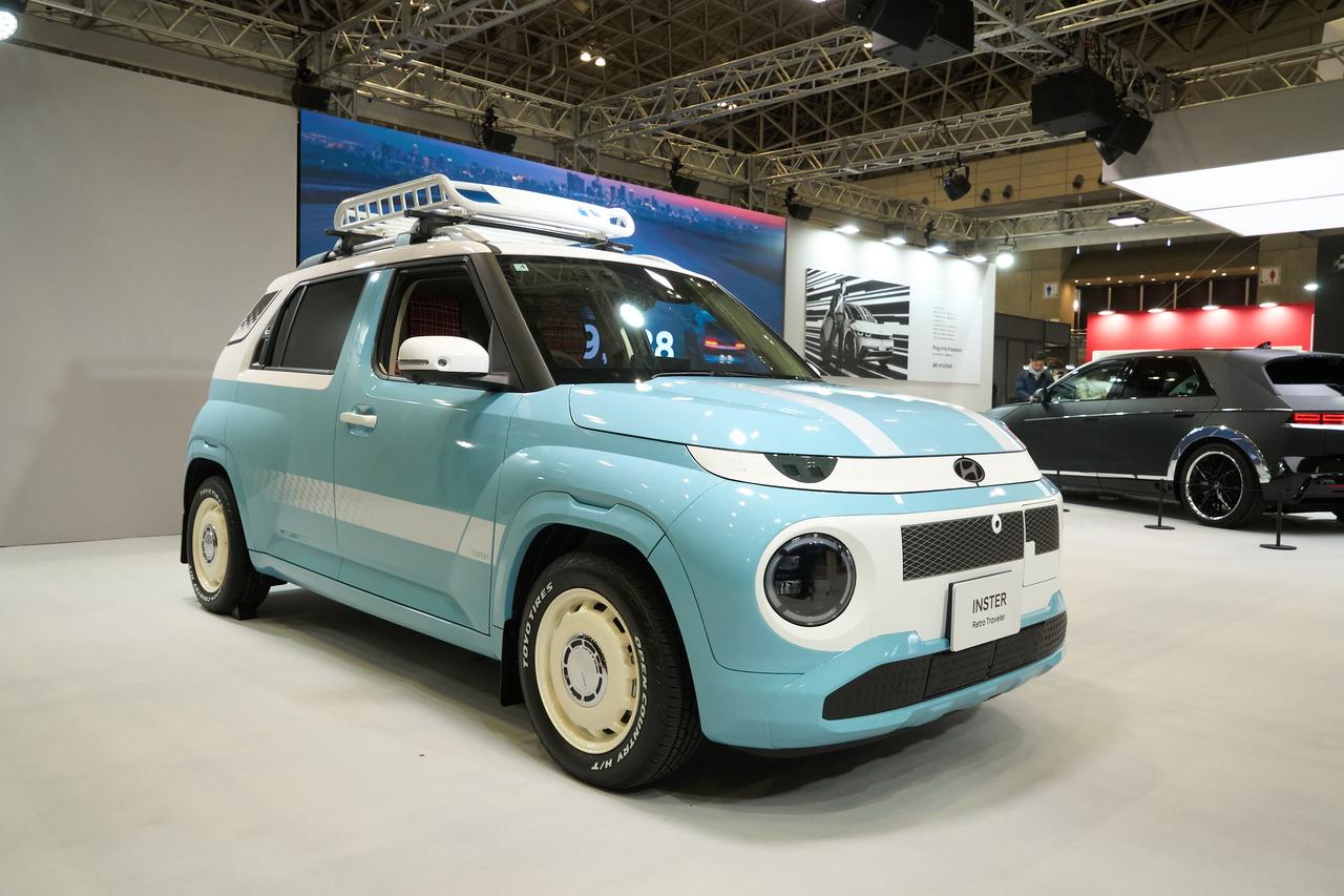 画像: スモールEV「インスター」を、ペールブルーのレトロカラーでコーディネートしたコンセプトカー「インスター レトロトラベラー」。
