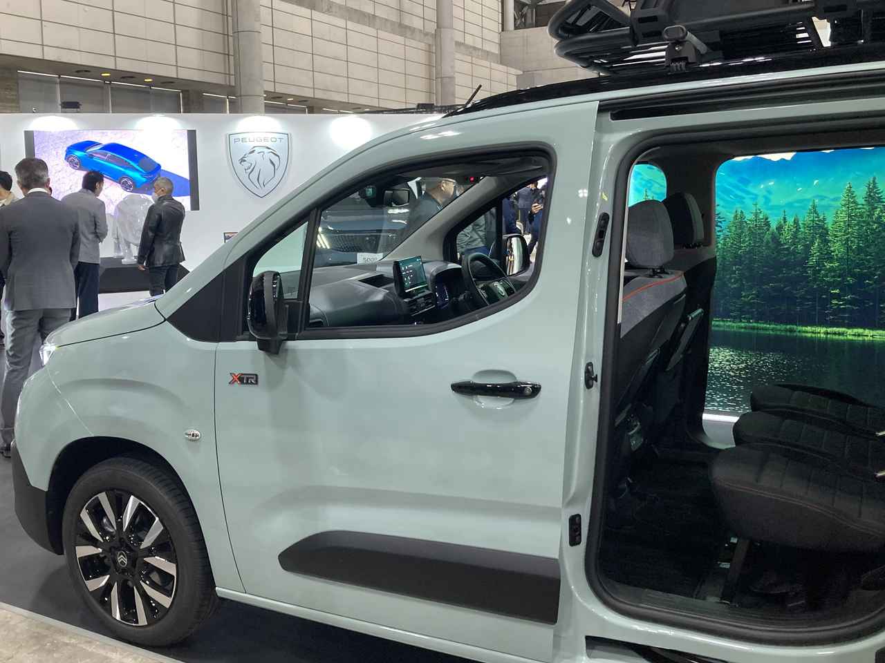 画像: カスタマイズカーとして展示されるシトロエン ベルランゴのアウトドア仕様から、各ブランドのニューモデルをのぞむ。