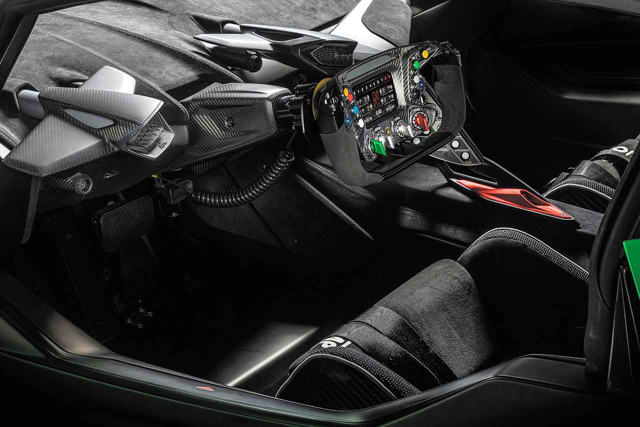 画像: ディスプレイ付きのマルチファンクション ステアリングホイールは、F1マシンから着想されたものだ。