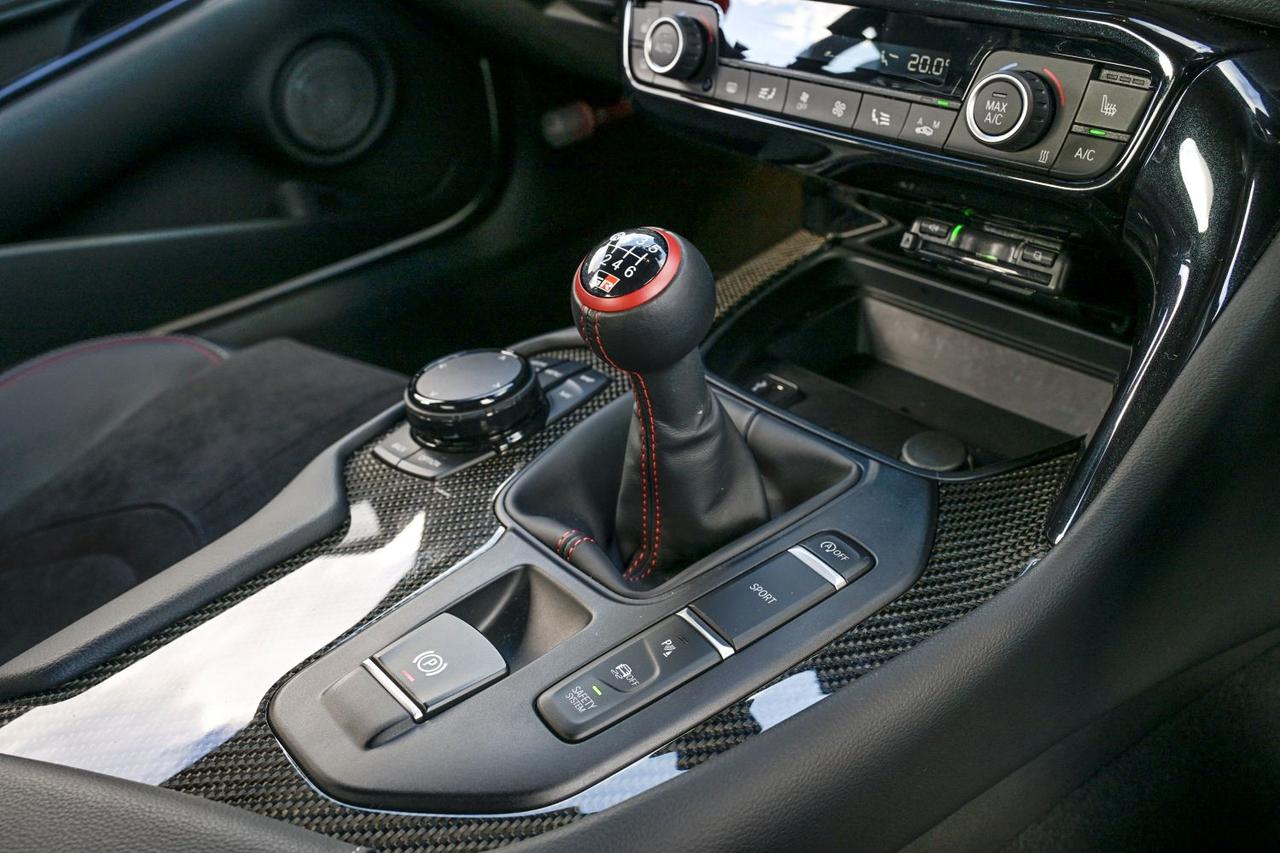 画像: 短めのストロークとほどよい剛性感。いい意味でスイッチのように、素早く確実にシフトチェンジできる。