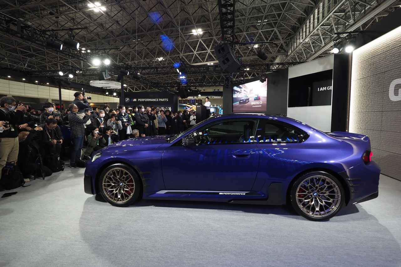 画像: スペシャルなブルーパープルのボディカラーにゴールドのホイールがコーディネートされた「M2 CS Mパフォーマンス」。