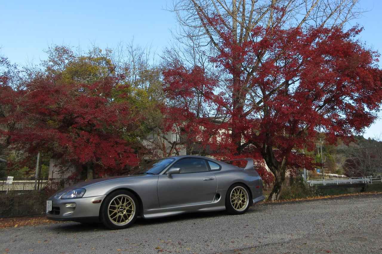 画像: 典型的なロングノーズ×ショートデッキスタイル。発売当時、純正のダンパーはビルシュタイン製だったが、レンタル車両はローダウンされている様子がうかがわれた。