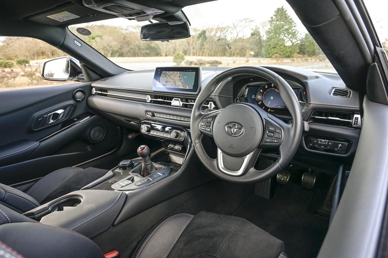 画像: ドライバー側はスポーツモデルらしいタイト感を強調、ナビシート側はゆったり感をうまくアレンジしている。