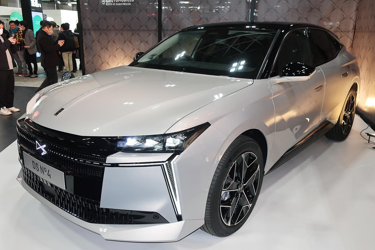 画像: 「DS 4」の後継として登場する「DS ナンバー4」。今後DSオートモビルのモデル名は「ナンバー（No）」と「車格を表す数字」で表される。