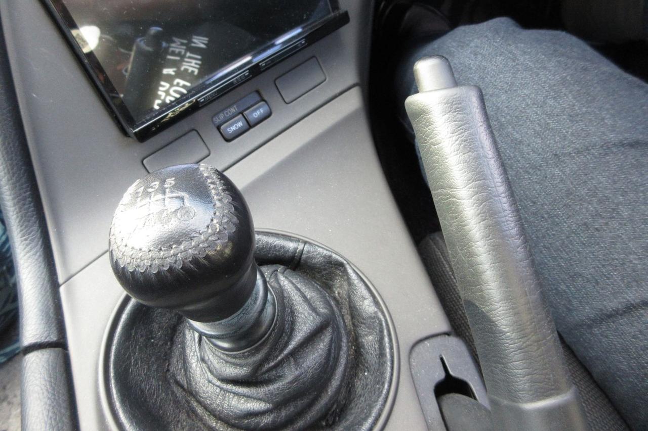 画像: 走っている間は、エンジン音だけでなく「いろいろな音」がしていたのはご愛敬。6速MTはゲトラグ製だ。意外なほど剛性感はあるけれど、それでも前後左右のストロークはそれなりに大きい。