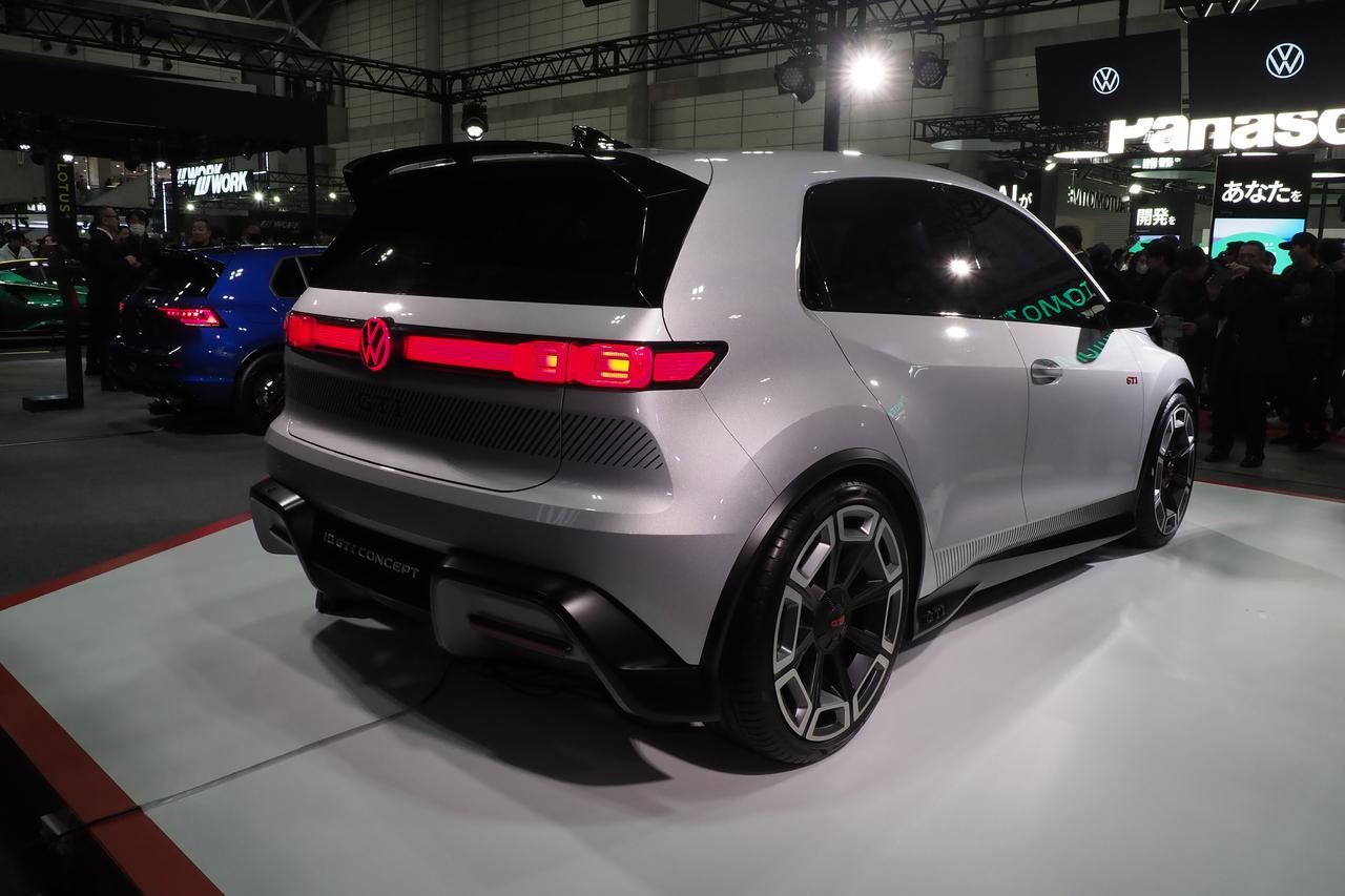 画像: 東京オートサロン2026で日本初披露された「フォルクスワーゲン ID. GTIコンセプト」。ルーフ後端の大型スポイラーやリアバンパー下のディフューザーも歴代ゴルフGTIのを想起させる。