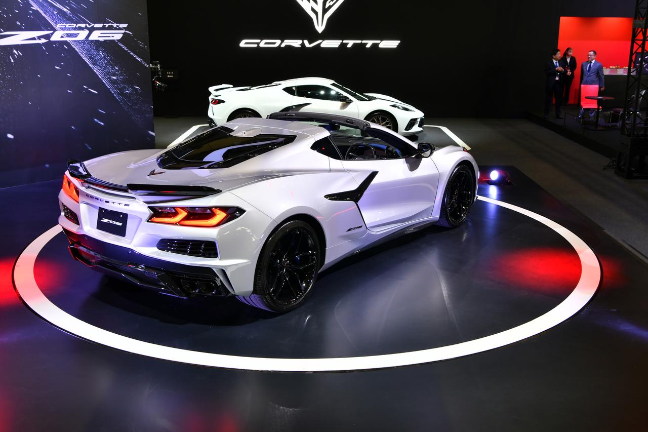 画像: シボレー コルベット Z06の改良を記念して設定された限定車「Z06 サントリーニ エディション」。
