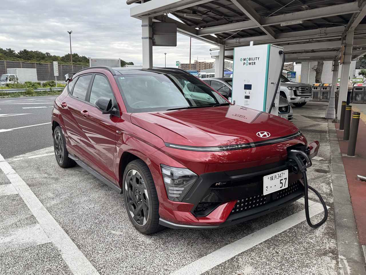 画像: ここはバックで駐めても充電が可能なのだがつい癖で前向き駐車。