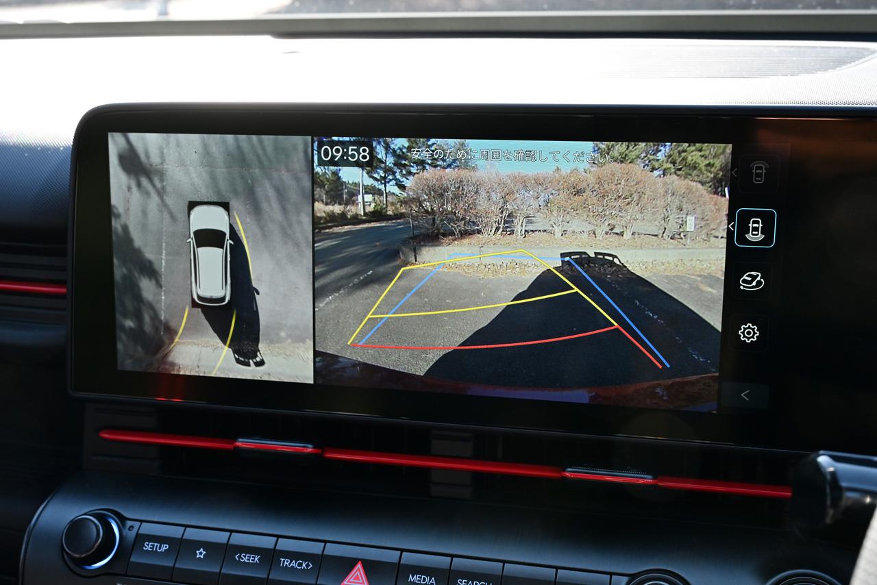 画像: R（リバース）ギアに連動して周辺が映し出される。もうこの機能がないと駐車できないかも。