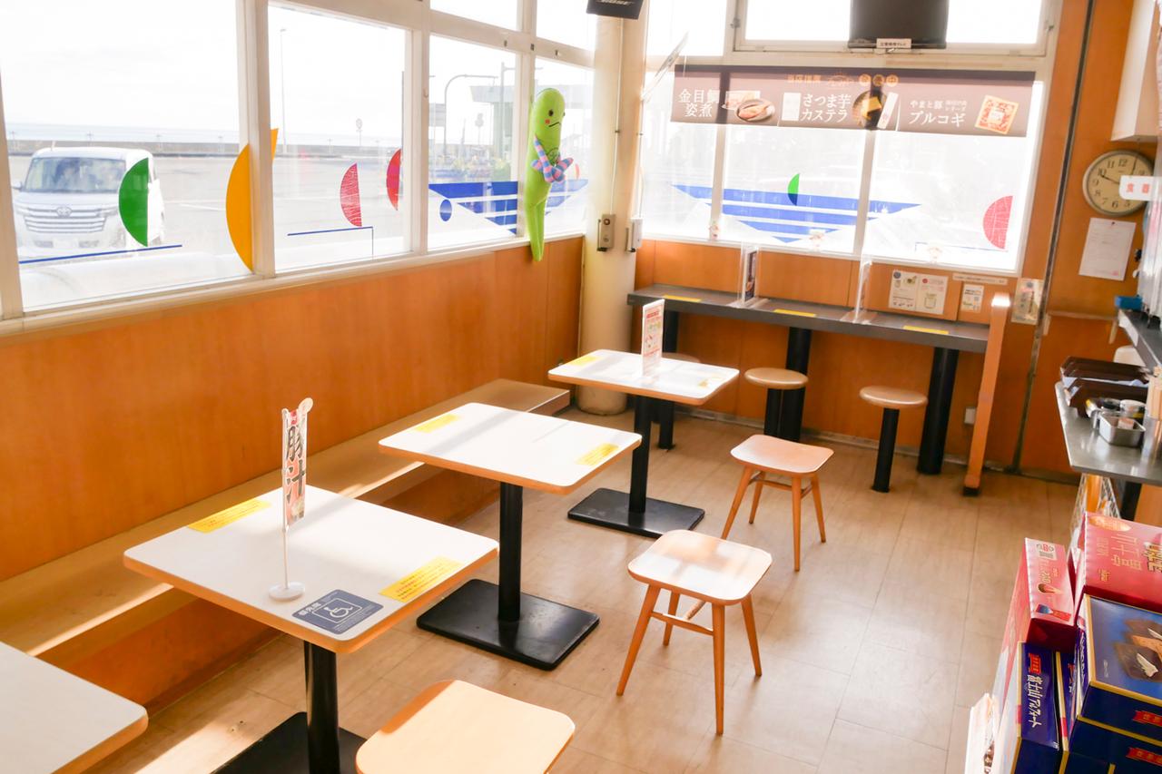 画像: 西湘PA（上り）のフードコートから外に目を向ければ、相模湾の景色を見ることができる。