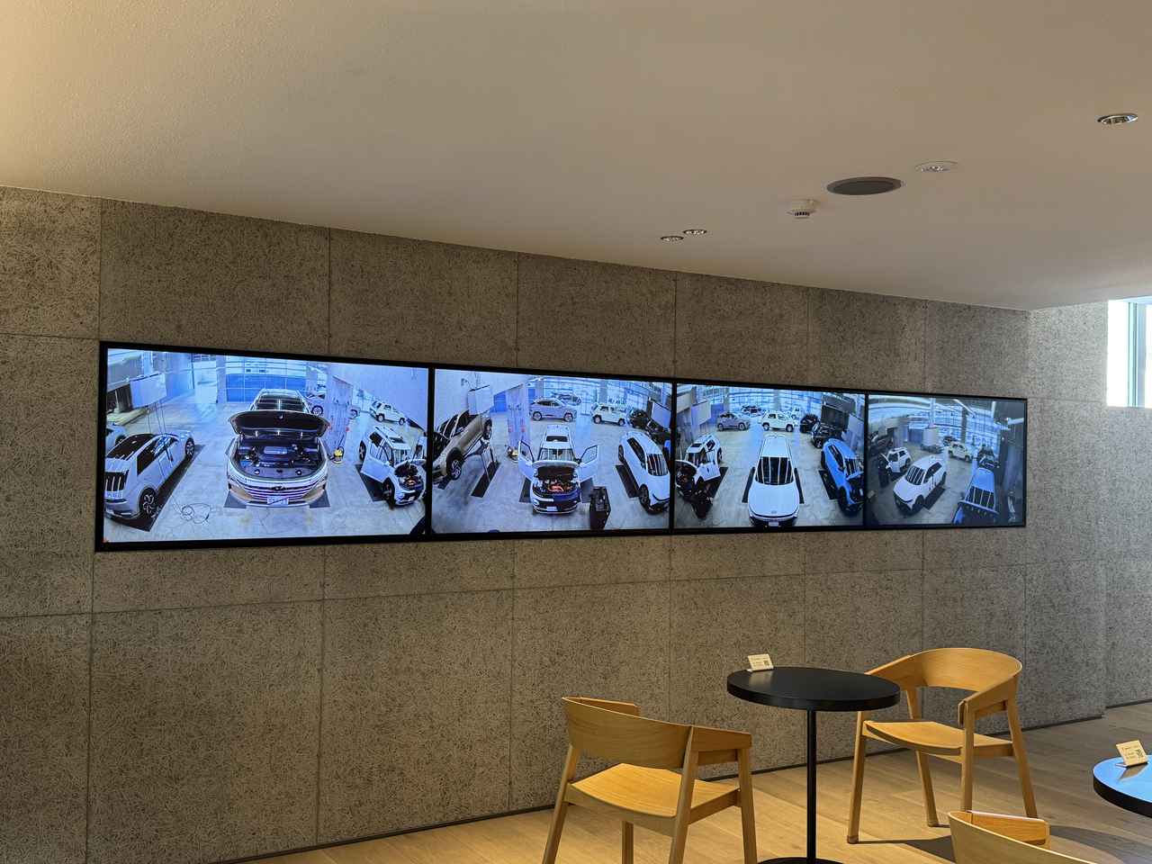 画像: 作業風景はラウンジに設置されているモニターで長く見ていても飽きない。クルマが丁寧に扱われていることもよくわかる。