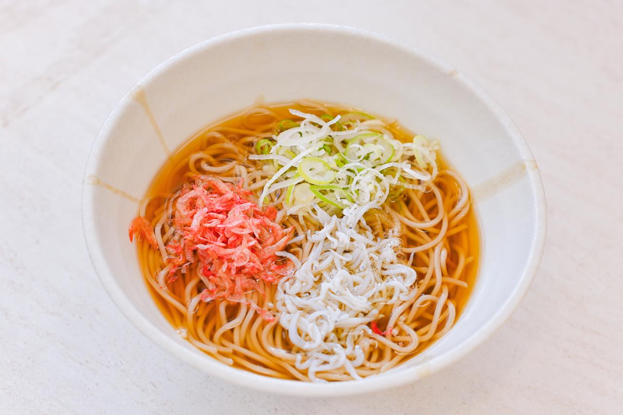 画像: 西湘PA（上り）のオリジナルとなる「西湘しらすそば」（880円）。地元で水揚げされた、しらすを使用している。