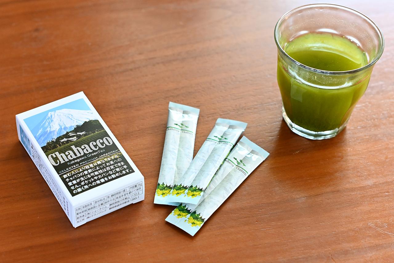 画像: 西湘PA(上り)で人気の「ちゃばこ」(648円)。タバコのような見た目だが、中身はインスタントのお茶だ。