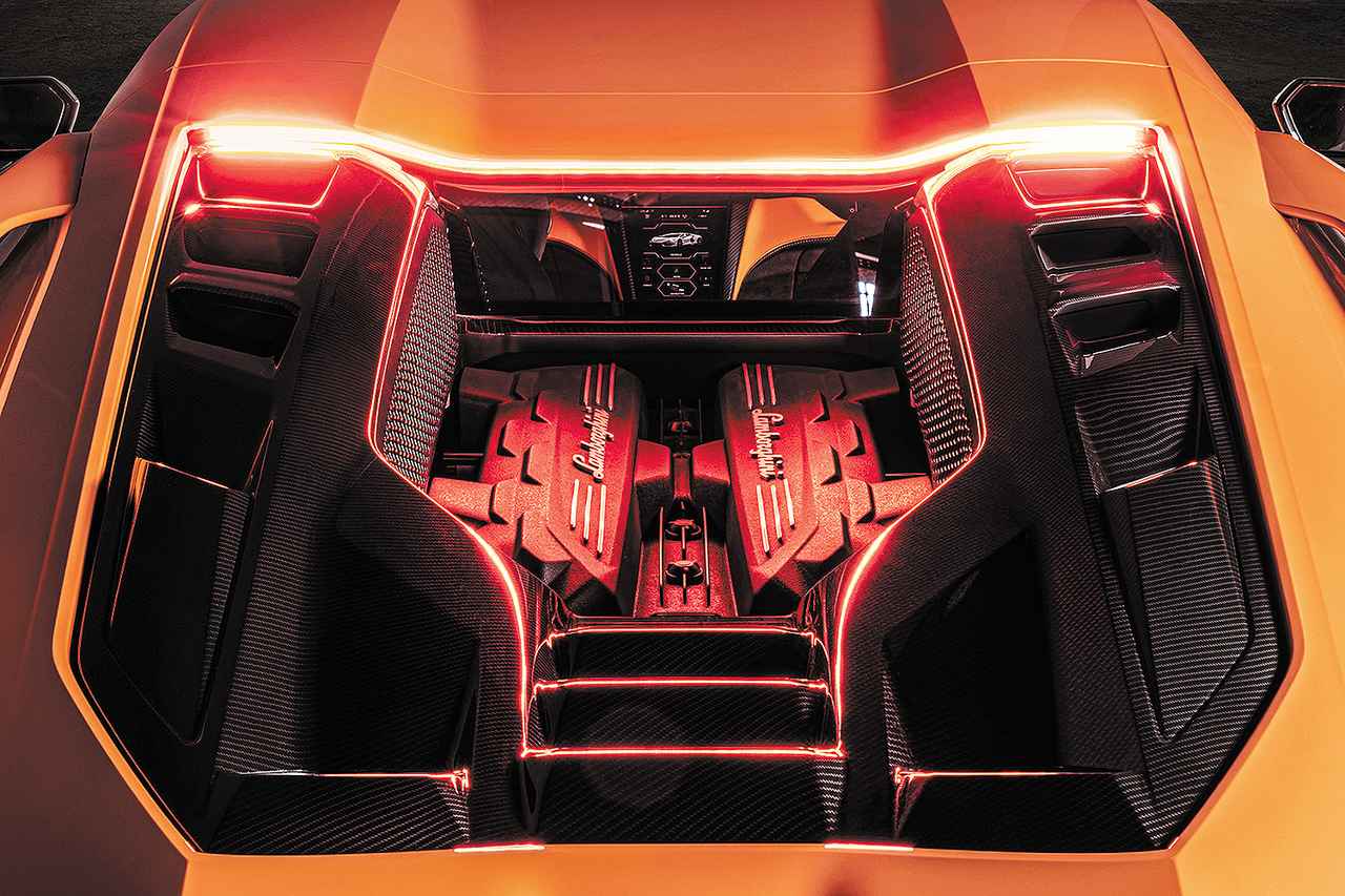 画像: カーボン製のフードに覆われるエンジンルーム。ただしV12エンジンのヘッドカバーは完全に露出している。