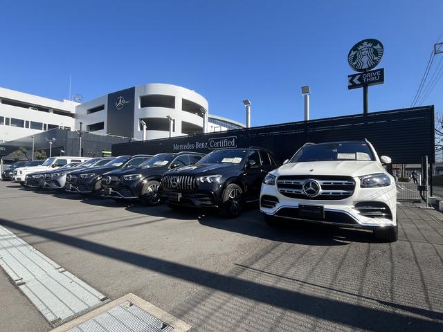 画像: 屋外に設置された認定中古車売場は、隣接する道路・カフェへの導線が確保された開放的なつくりとなっており、気軽に展示車を見学できる。