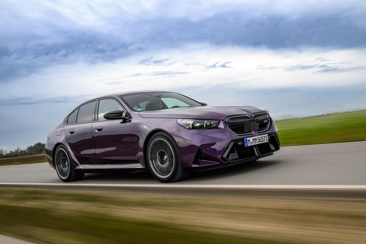 画像: セダンタイプのM5はすでに日本発表済み。日本での価格は先代M5と据え置きの1998万円という驚きのプライスで登場した。