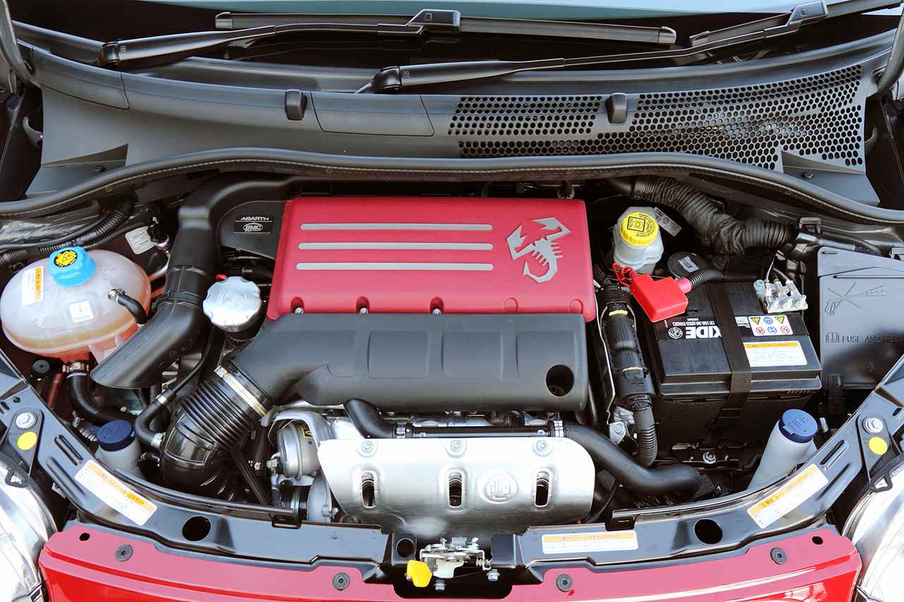 画像: 595は160psと206Nm（SPORTスイッチ使用時は230Nm）を発生する1.4L 直4ターボエンジンを搭載。