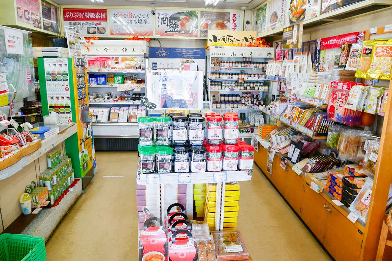 画像: 西湘PA（上り）のショッピングコーナー。地元となる小田原関係のおみやげも数多く用意されている。