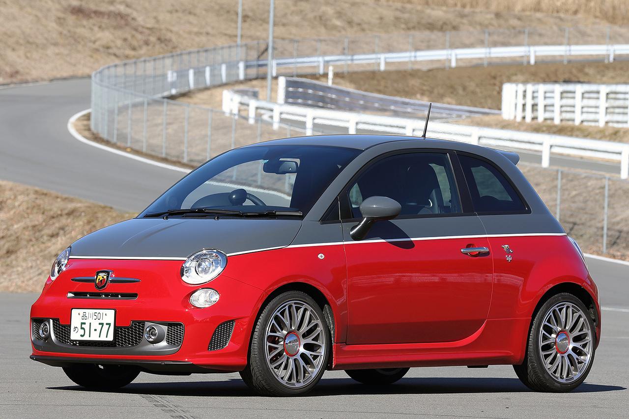 画像: ツーリズモはコンペティツィオーネより快適性と上質感を重視した装備。写真の2トーンカラーやカブリオレも設定。