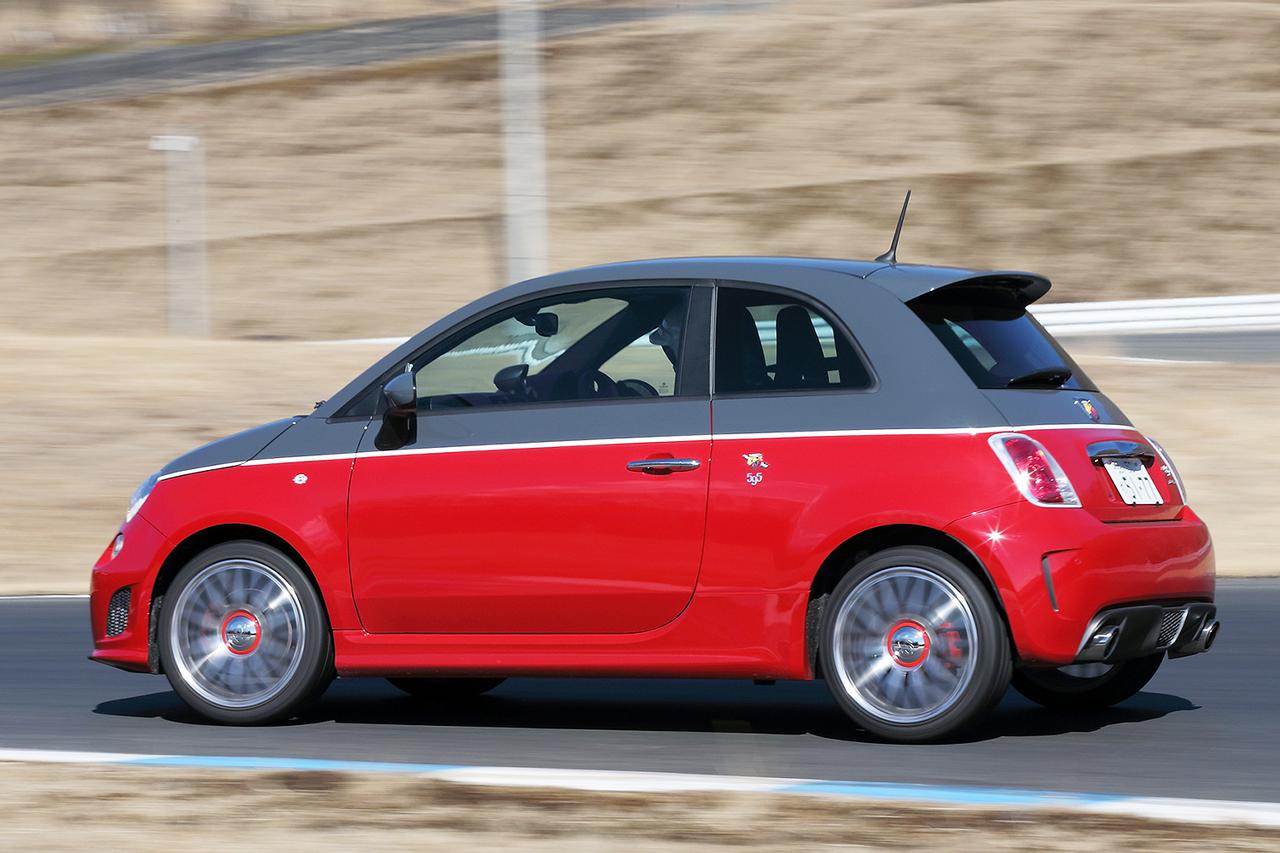 画像: ツーリズモはコンペティツィオーネとホイールやマフラー、シートなどが異なるがパワースペックは同じで、走りに大きな差はない。